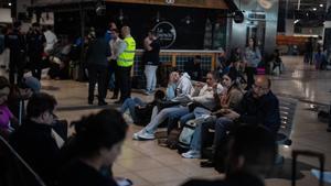BARCELONA 28/04/2025 Sociedad. Viajeros de AVE y larga distancia entran en las instalaciones de la estación de Sants, minetras que los de media y corta se quedan fuera sin poder entrar. el día que hubo el apagon electrico en españa. FOTO de ZOWY VOETEN