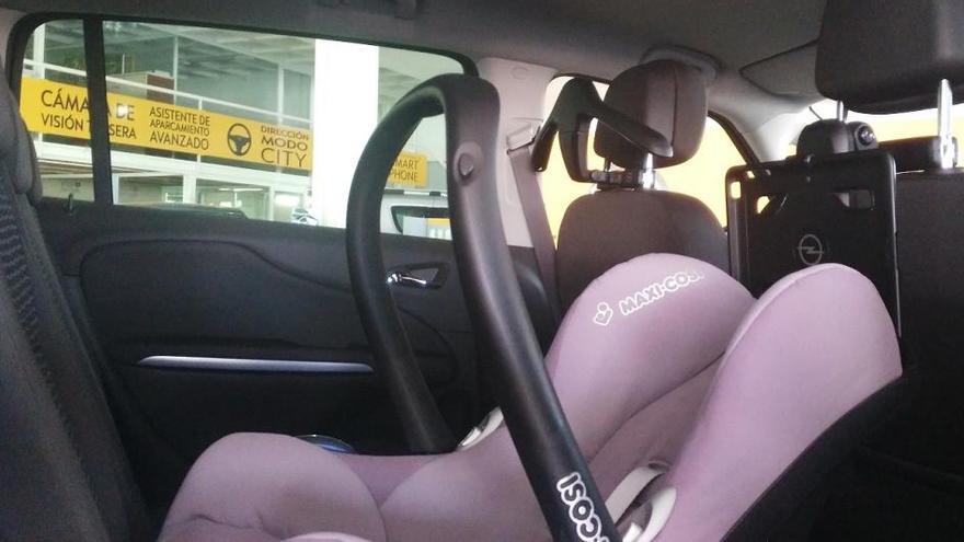 Un ejemplo de correcta instalación de una sillita en un Opel Mokka.