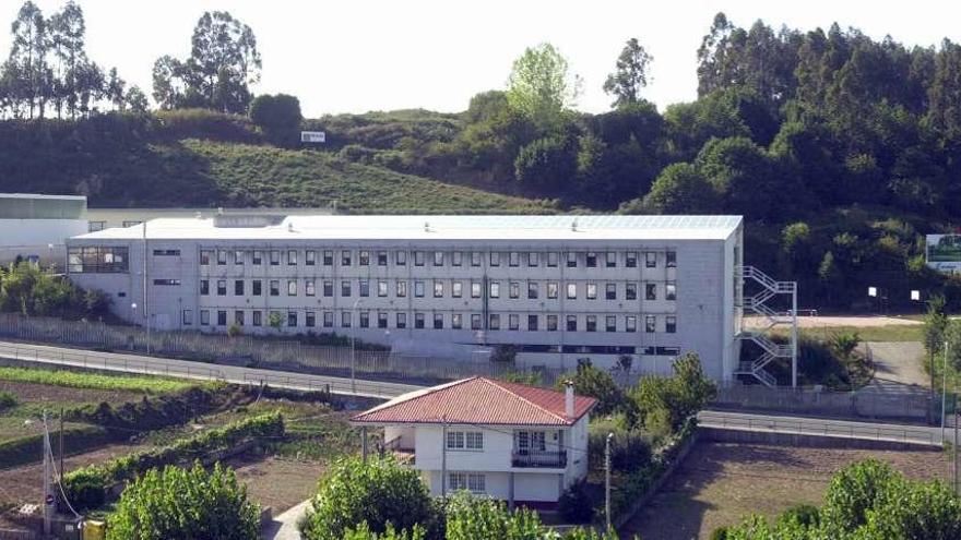 Vista del colegio Castro Baxoi de Miño, situado en un terreno en pendiente.