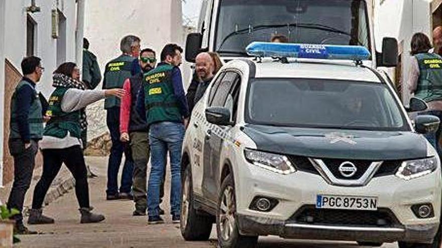 Agents de la Guàrdia Civil, ahir al carrer on vivia Laura Luelmo