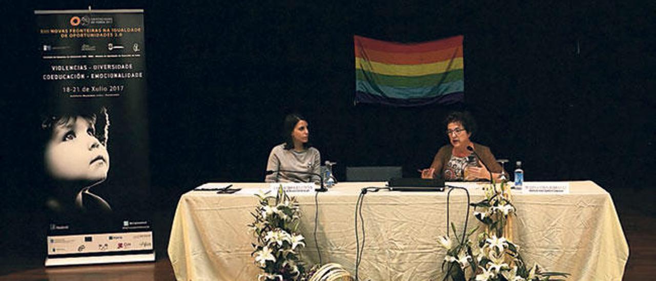 Mª Elena Simón junto a la concejala de Cultura, Lara Rodríguez Peña en el auditorio de Lalín. // Bernabé