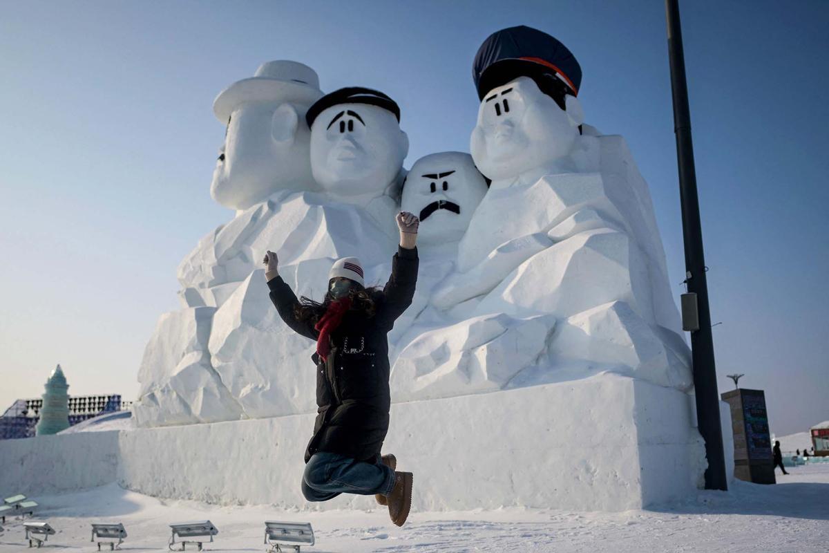 Esculturas y castillos de nieve en festivales de hielo de Moscú y  Heilongjiang, en el norte de China