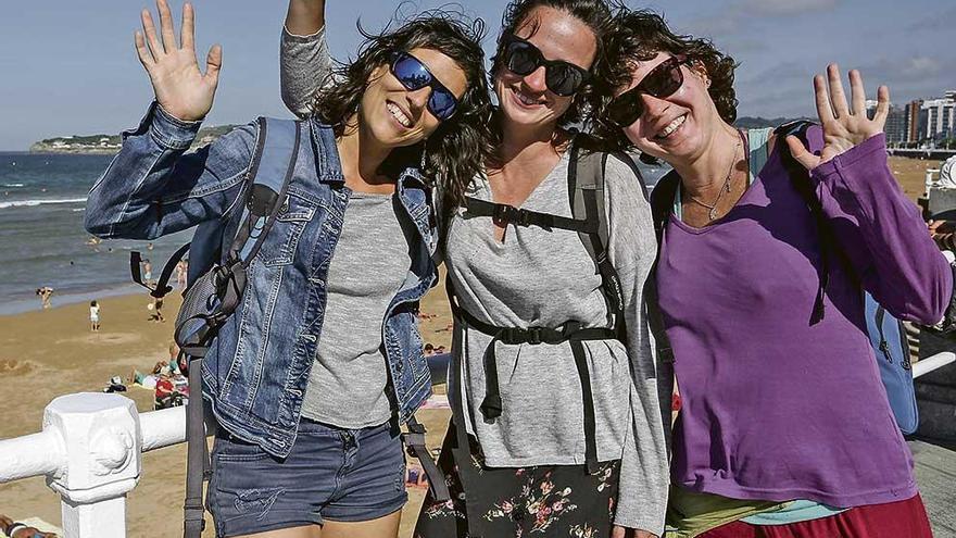 Por la izquierda, Verónica Acinas, Ana Gallardo y Sara Checa, ayer, en San Lorenzo.