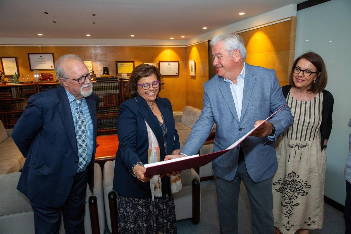 Adonina Tardón, primera catedrática de Medicina Preventiva de la Universidad de Oviedo, "Asturiana del mes"