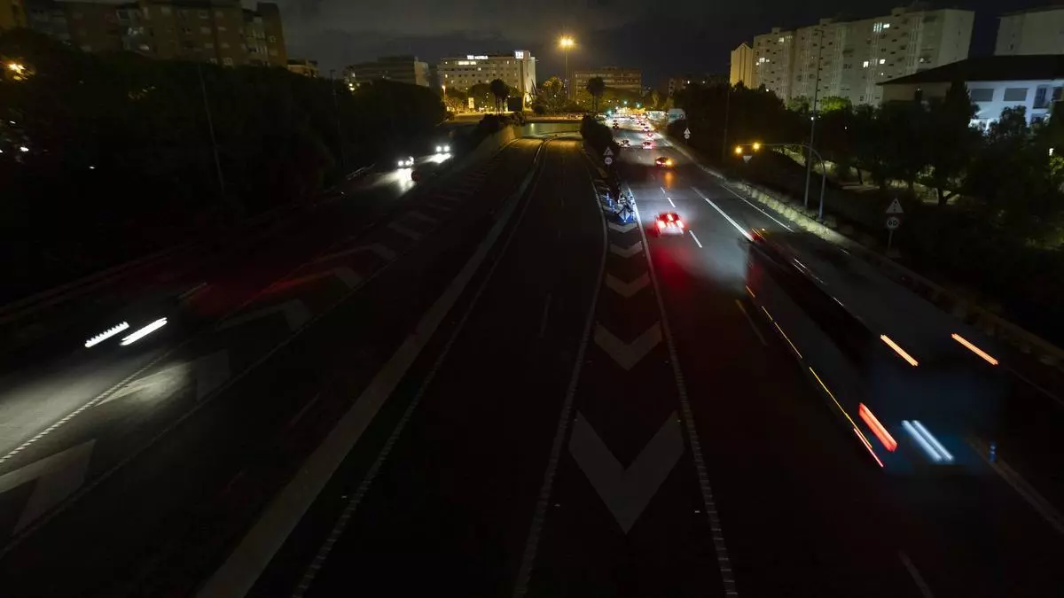 El Ayuntamiento de Alicante asume la iluminación del acceso sur desde la autovía tras casi dos décadas a oscuras