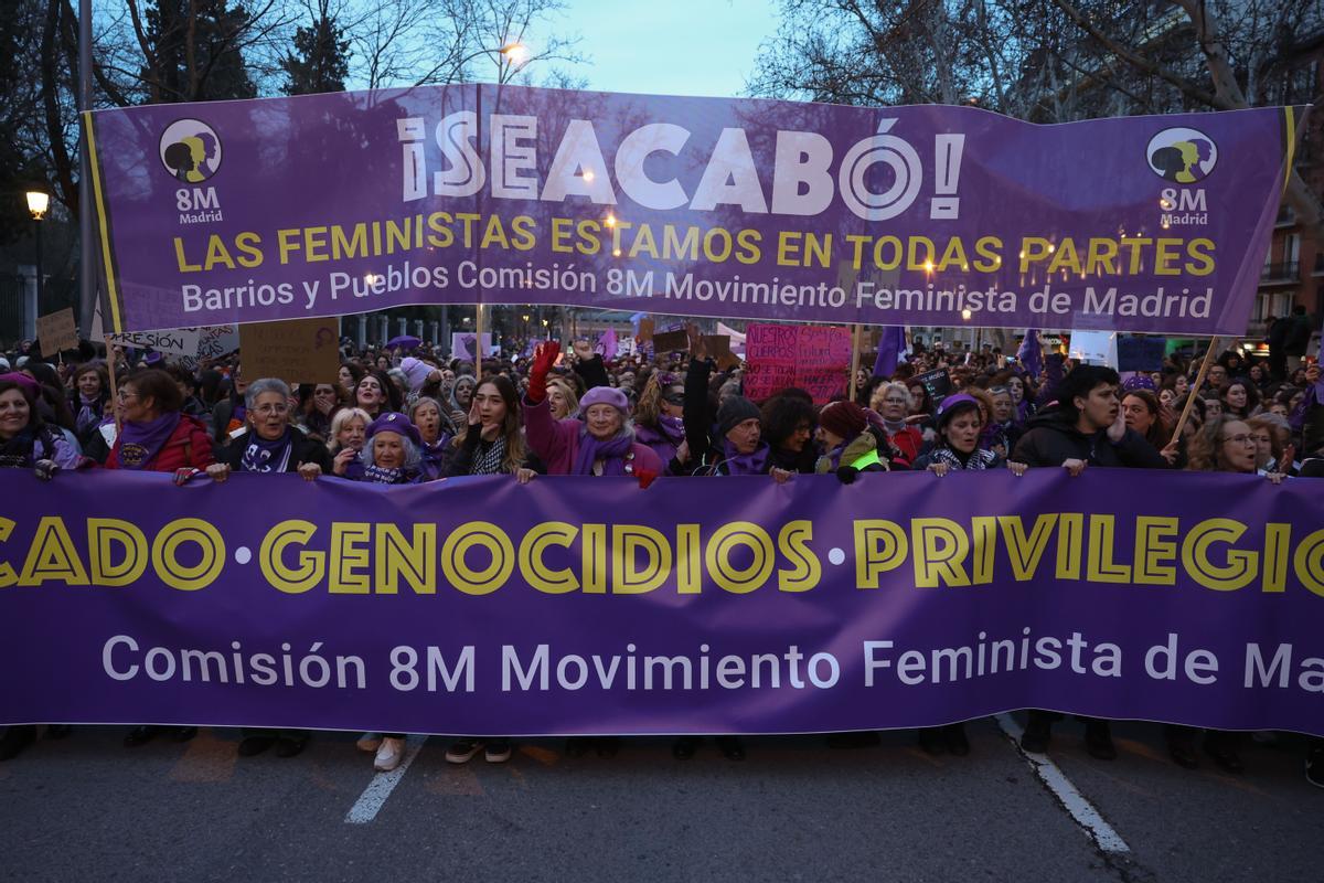 Manifestación de la Comisión 8M bajo el lema Patriarcado, Genocidio, Privilegios #SeAcabó