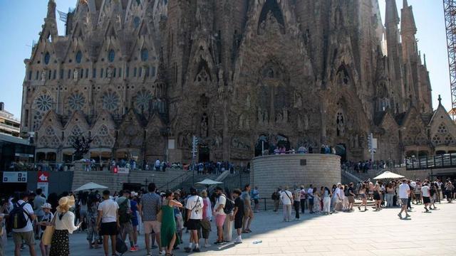Turistes fan cua per entrar a la Sagrada Família mirant d’evitar el sol, aquest estiu.