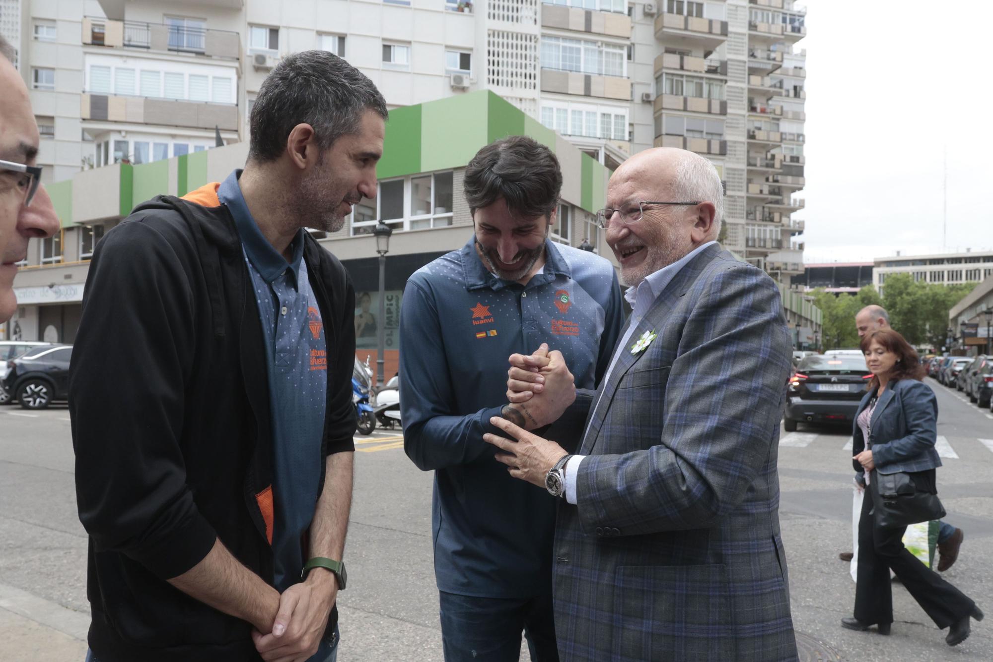 Mesa de cuestación contra el cáncer con Valencia Basket, Juan Roig y Hortensia Herrero