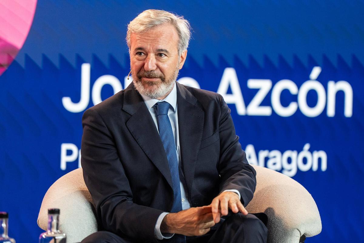 El presidente del Gobierno de Aragón, Jorge Azcón, y Albert Sáez, director de Contenidos de Prensa Ibérica, participan en un encuentro del ciclo Afterwork celebrado en Barcelona