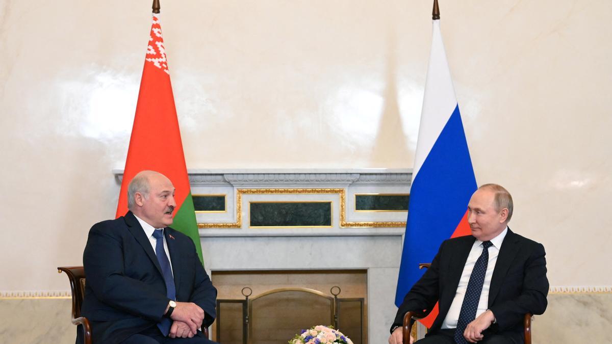 El presidente ruso, Vladimir Putin, y su homologo bielorruso, Alexander Lukashenko