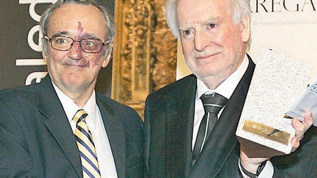 "Mucho más que un referente". El empresario Ramiro Carregal (a la derecha), que patrocina el premio, muestra el galardón –dotado con 12.000 euros– que entregó ayer a Mariano Barbacid. Al acto acudió también el presidente de la Xunta, Alberto Núñez Feijóo, quien resaltó que Mariano Barbacid "es mucho más que un referente de la investigación a nivel internacional". "Es también un referente doméstico, que nos receta un continuo inconformismo para afrontar las adversidades de cualquier orden". Al respecto, invitó a seguir su ejemplo y a no caer en la resignación, sino, por el contrario, a buscar "soluciones".