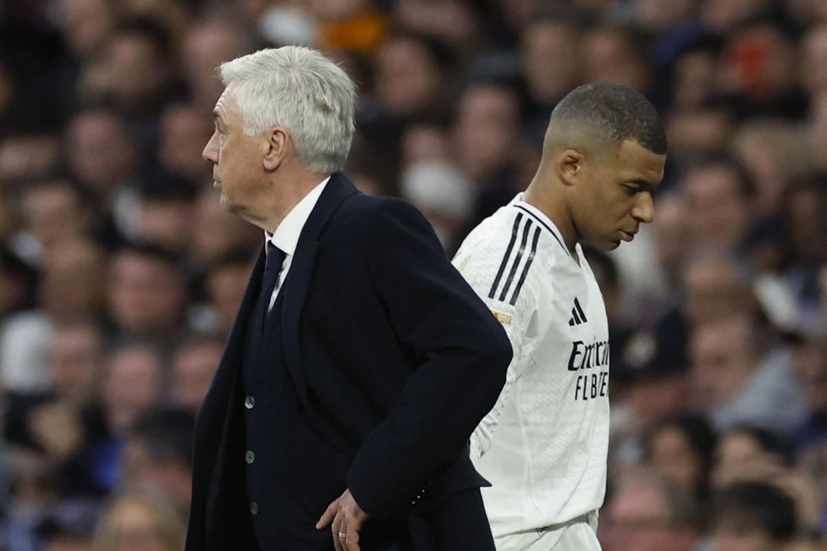 Kylian Mbappé y Carlo Ancelotti, en un partido del Real Madrid la pasada temporada.