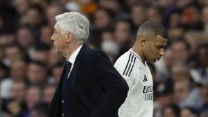 Kylian Mbappé y Carlo Ancelotti, en un partido del Real Madrid la pasada temporada.