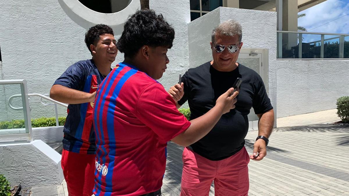 Joan Laporta, en Miami atendiendo a unos aficionados