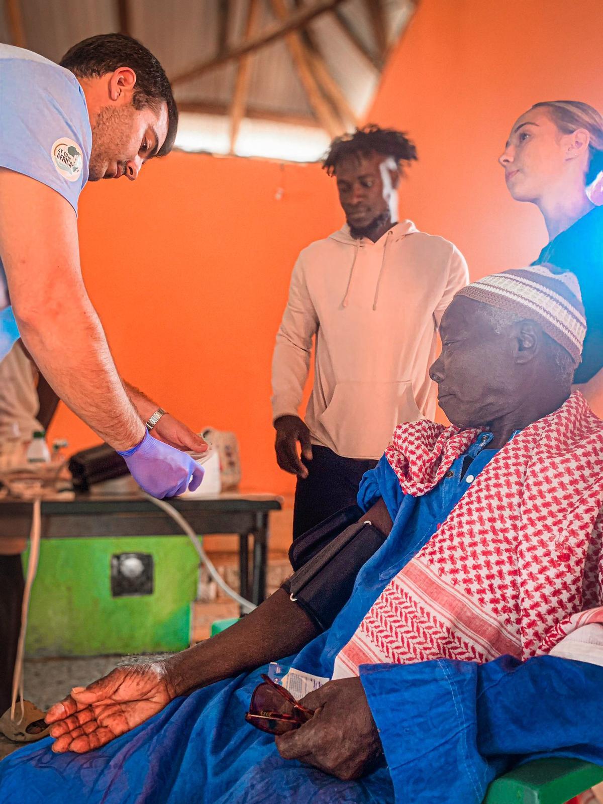 Voluntaris de l’associació ¿Y tú, en África? i promotors locals ofereixen assistència primària a la comunitat de la Casamance