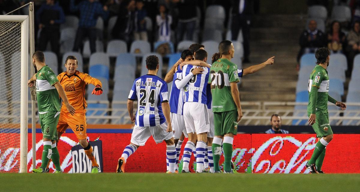 La Real celebra un gol en 2014, ante la desesperación de Tyton, portero del Elche