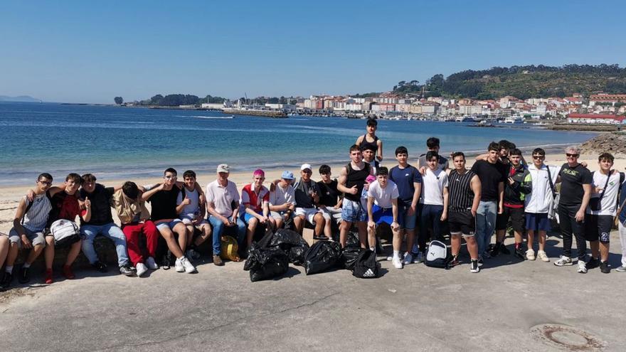 Alumnos del Colegio Vigo limpian la playa de Rodeira