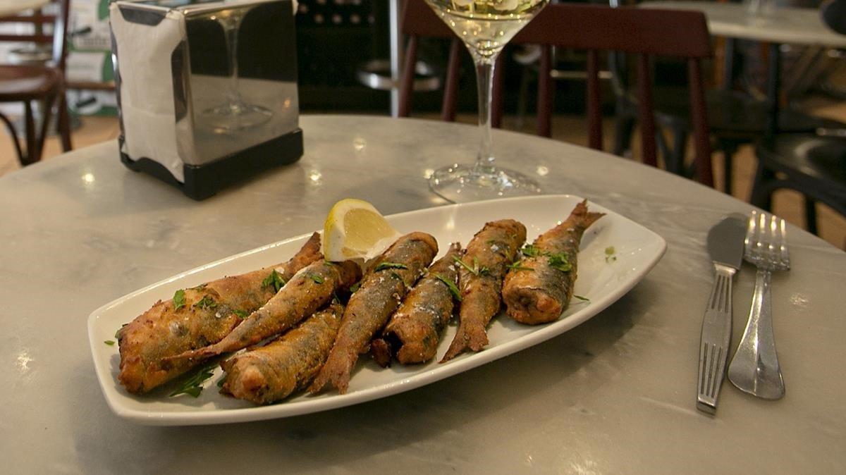 Sardinas en gabardina, una receta de Sergio Gil, chef de Bodega La Peninsular.