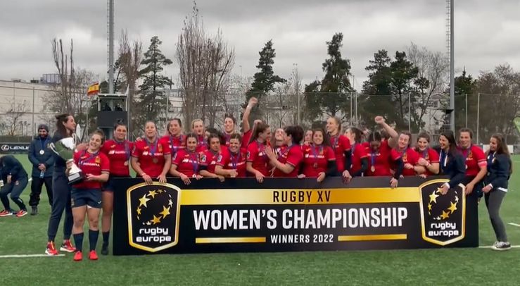 La selección española de rugby femenino celebra el título de campeonas de Europa.