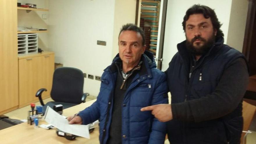 Albert Tallant i Ángel Cortés presentant el full d&#039;al·legacions