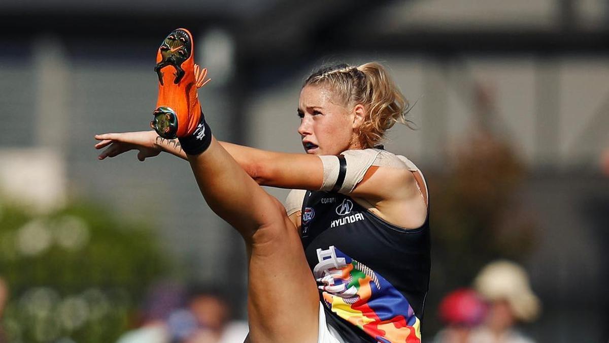 La jugadora de fútbol australiano Tayla Harris en la fotografía que generó comentarios sexistas y machistas en redes sociales que ella ha denunciado públicamente