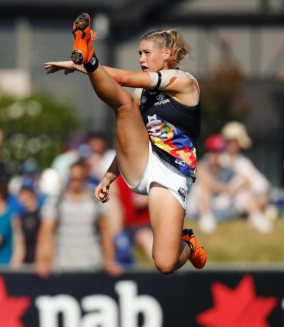 La jugadora de fútbol australiano Tayla Harris en la fotografía que generó comentarios sexistas y machistas en redes sociales que ella ha denunciado públicamente