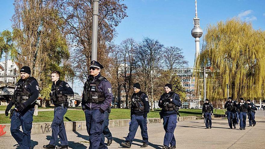 Una patrulla policial por las calles casi desiertas de Berlín, cerca de Alexanderplatz.