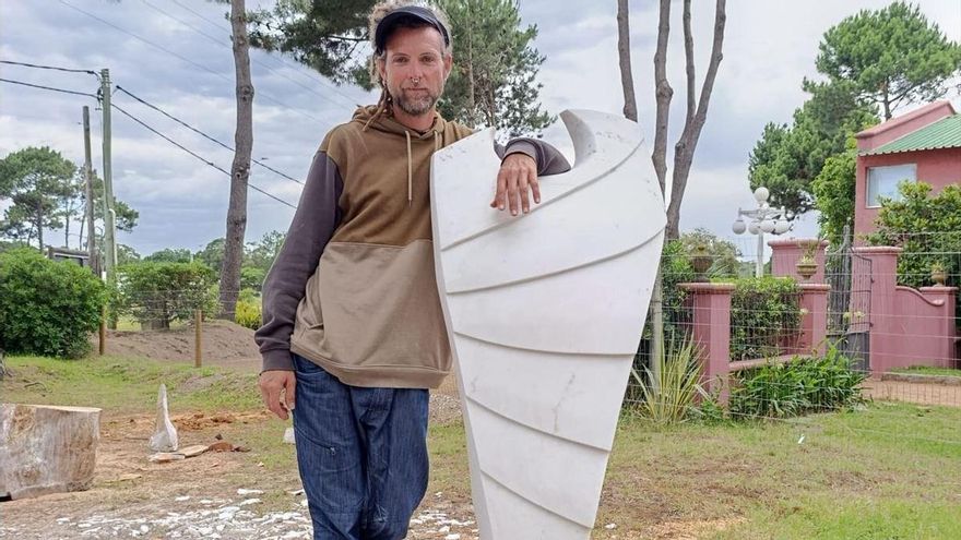 El alicantino Carlos Lorenzo crea una escultura en Uruguay