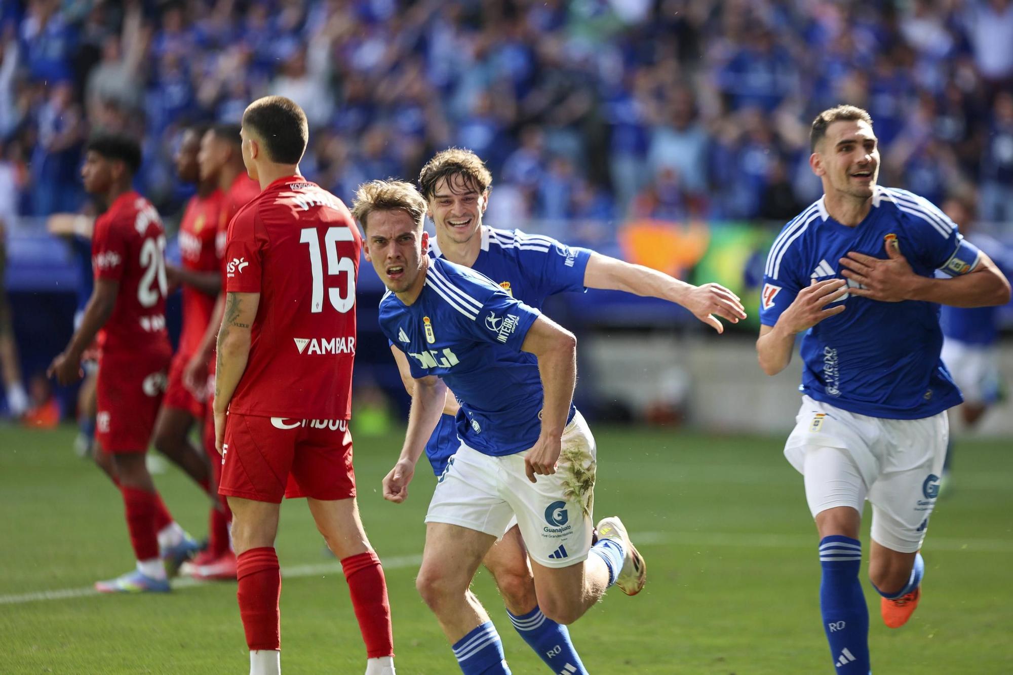 EN IMÁGENES: Ambientazo en la valiosa victoria del Oviedo contra el Zaragoza