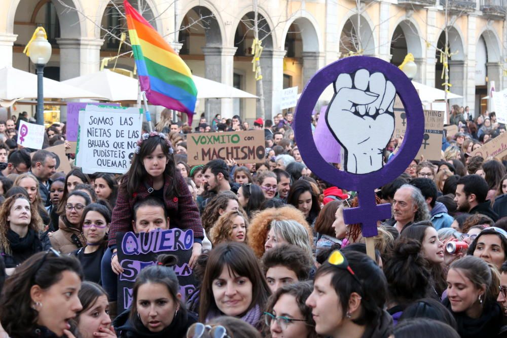 Multitudinària manifestació feminista a Girona