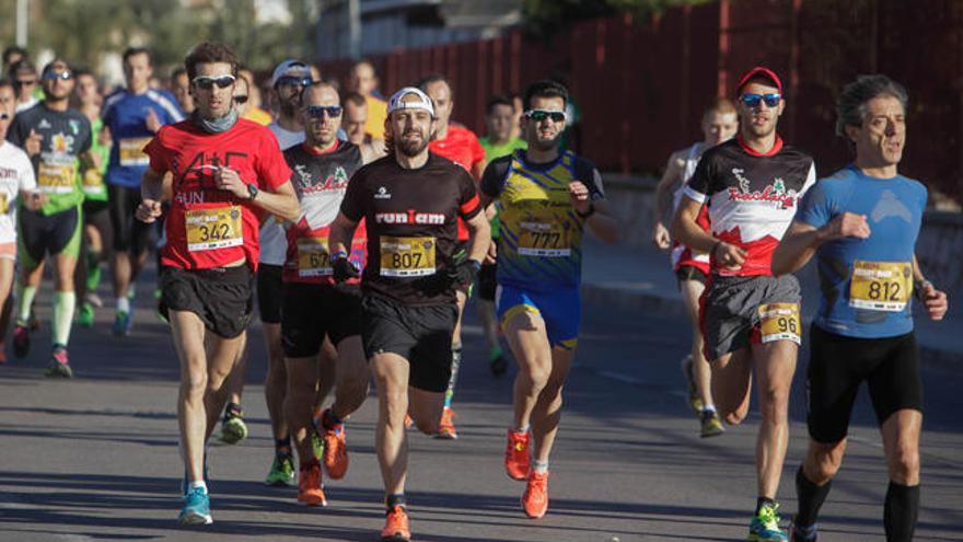 Los mil corredores salieron a las 10 horas de ayer desde la pista de atletismo Manolo Jaén.