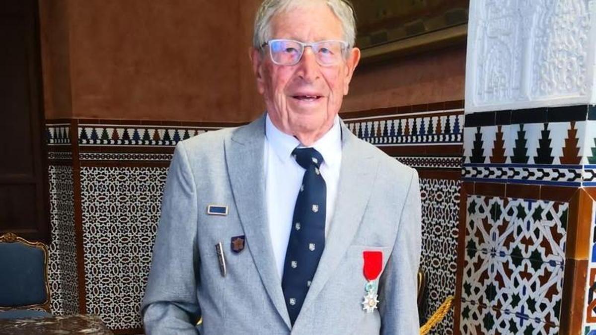 Etienne Maillot, con la medalla de la Legión de Honor de Francia.