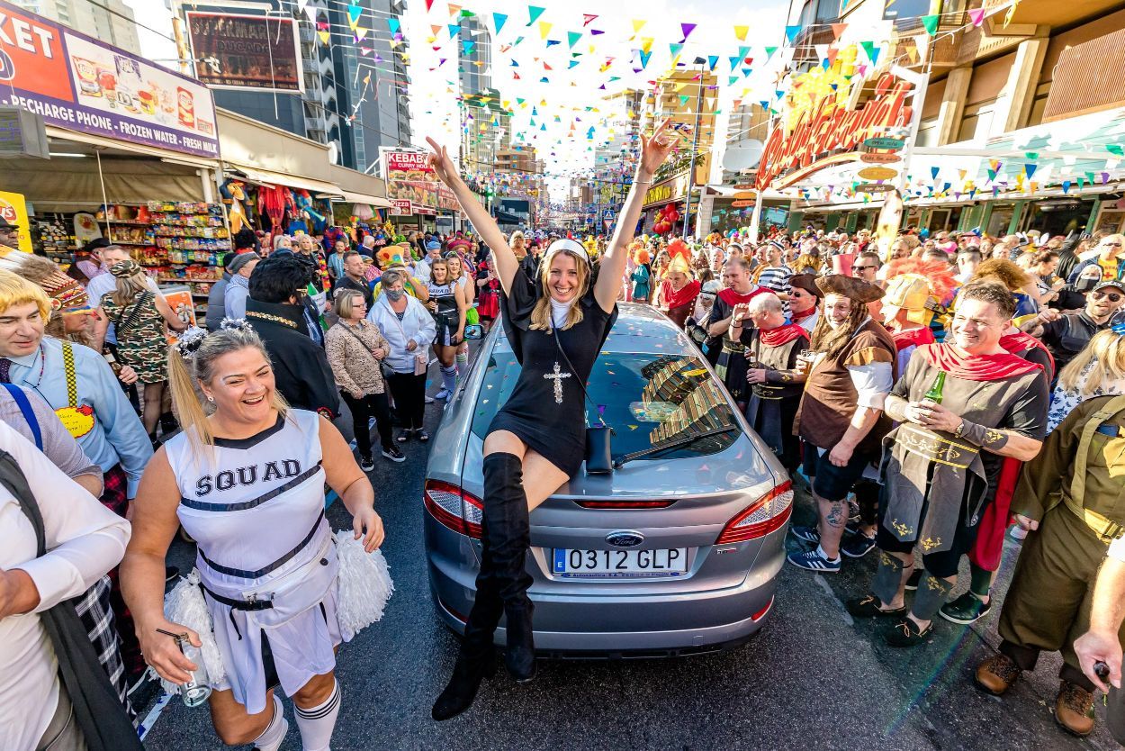 Los británicos desafían a la lluvia y celebran su "Fancy Dress Party" en Benidorm