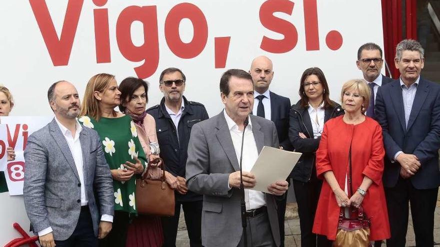 Caballero, junto a los ediles socialistas y Lola Galovart, en la Porta do Sol. // A.Irago