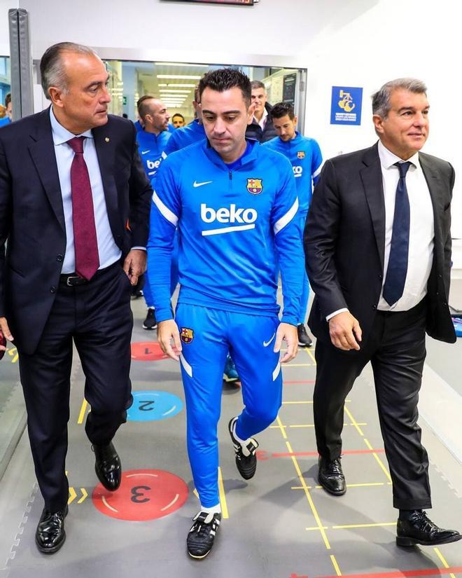 El primer día de Xavi en la oficina, en imágenes