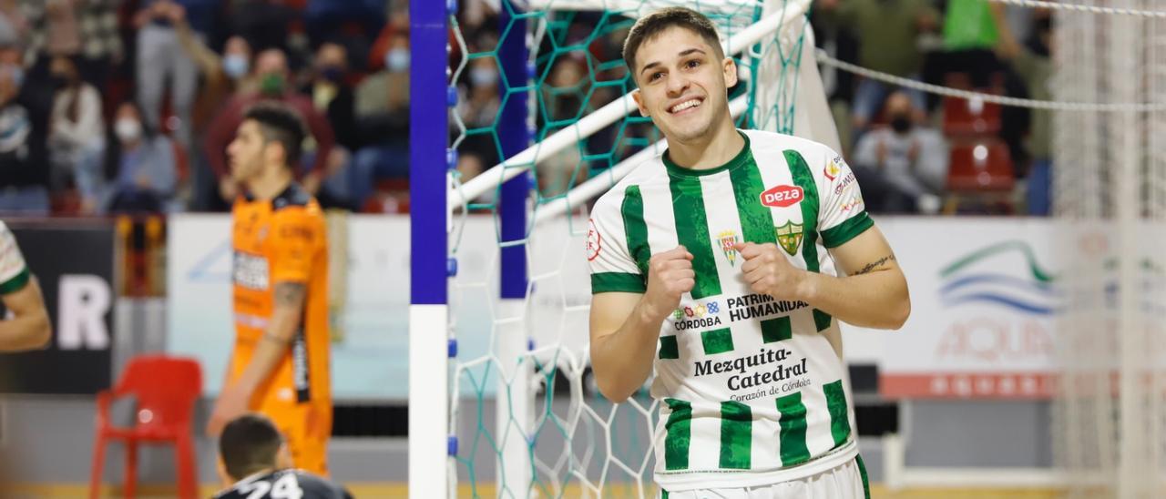 Álex Viana celebra un gol con el Córdoba Futsal en Vista Alegre.