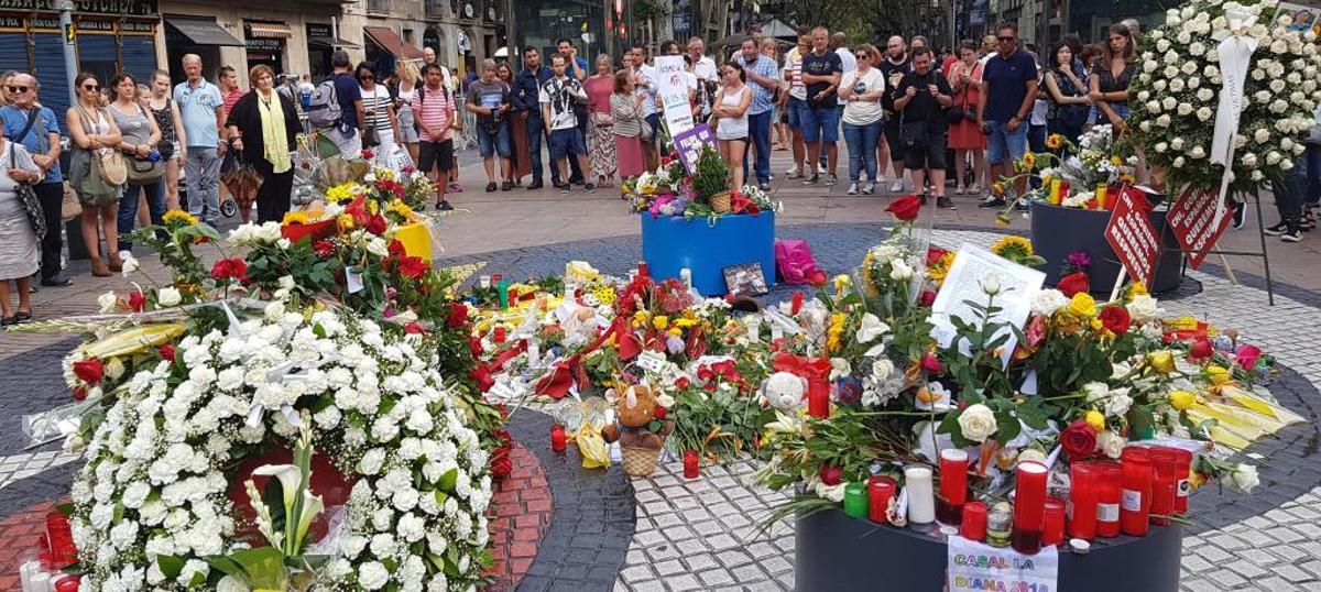 Ofrendas florales en La Rambla en recuerdo a las víctimas.