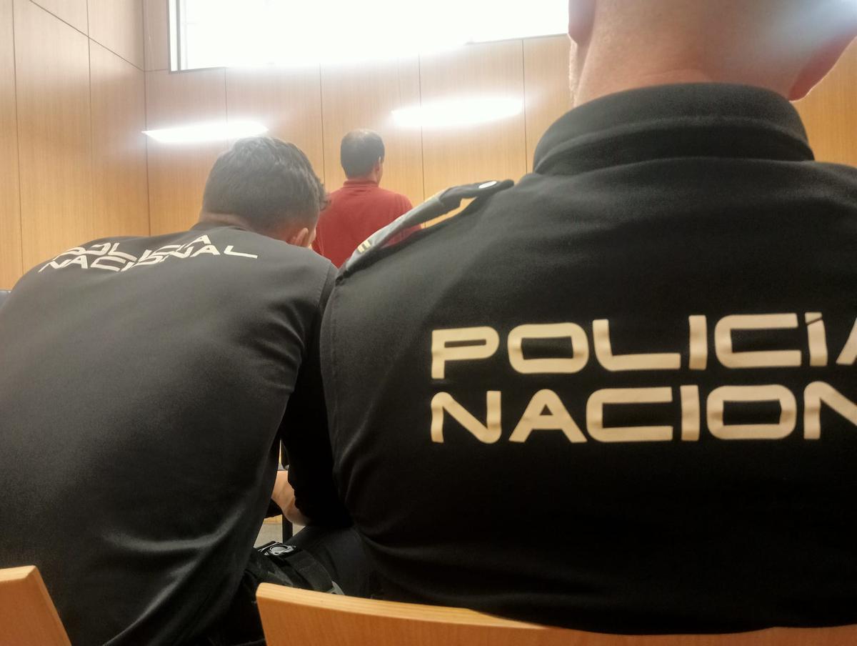 El depredador sexual, hoy en el juicio, custodiado por la Policía Nacional