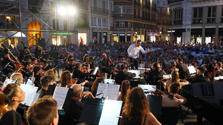 Un momento del concierto de ayer de la Orquesta Sinfónica Provincial y Roque Baños