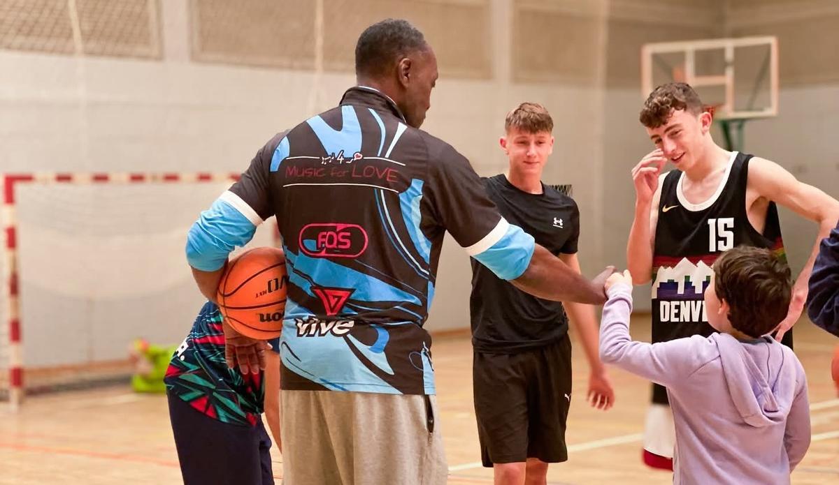 Anicet Lavodrama, en un evento anterior junto a jóvenes alumnos.