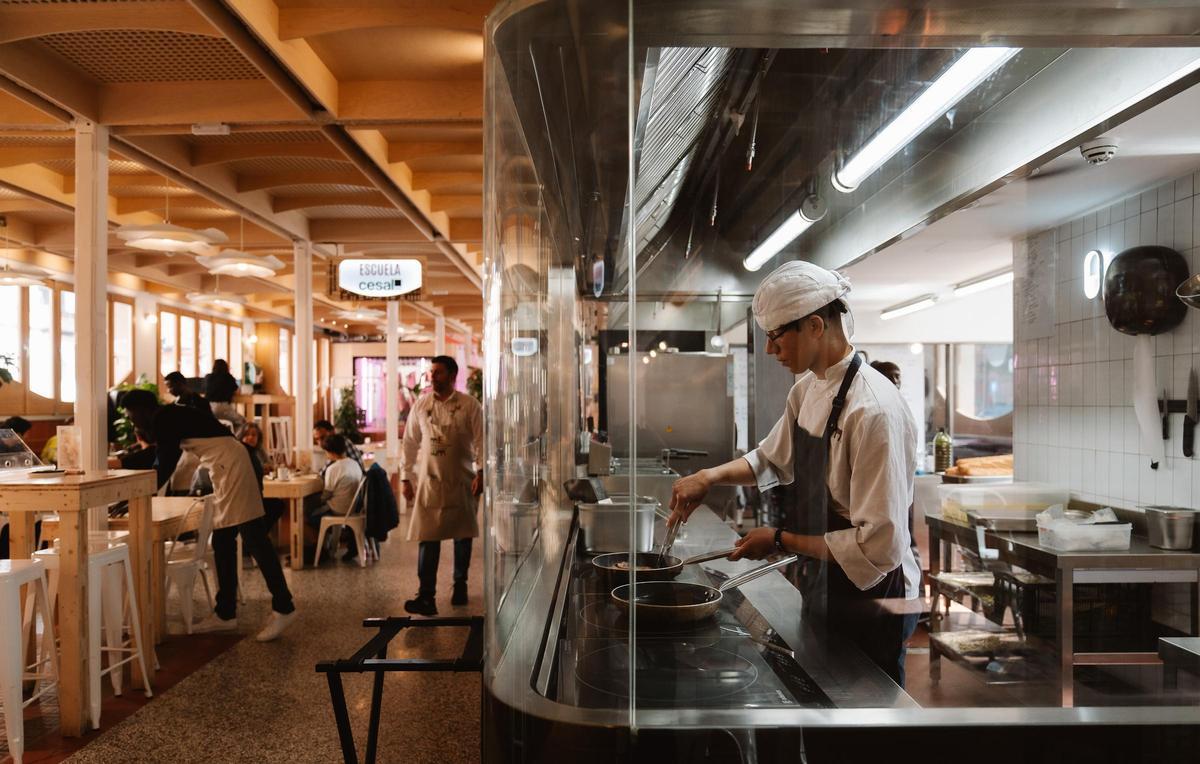La cocina a la vista del Mercado Escuela de San Cristóbal.