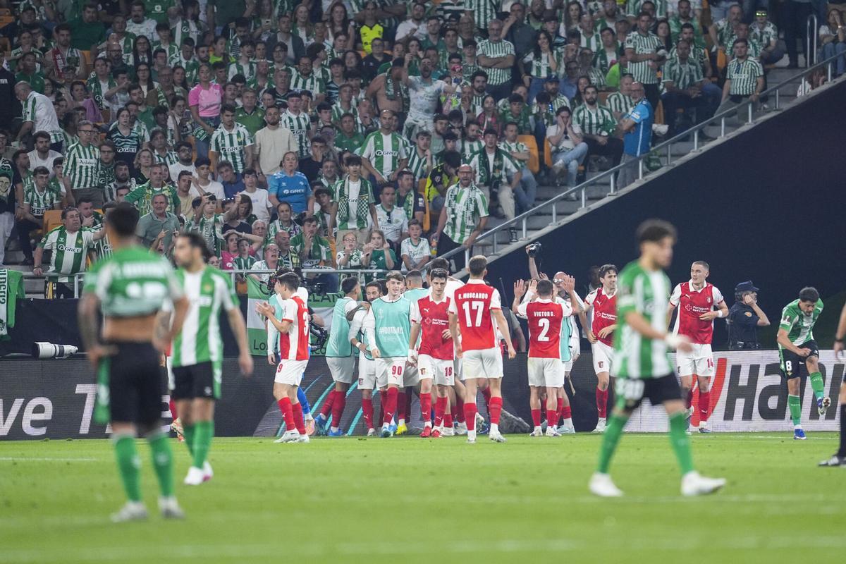 Los jugadores del Braga celebran un gol ante el Betis en el partido de vuelta de los cuartos de final de la Europa League.