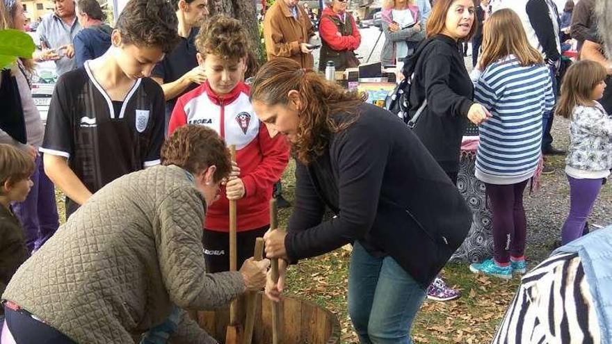 Coya, en Piloña, despide su mercáu local elaborando sidra casera