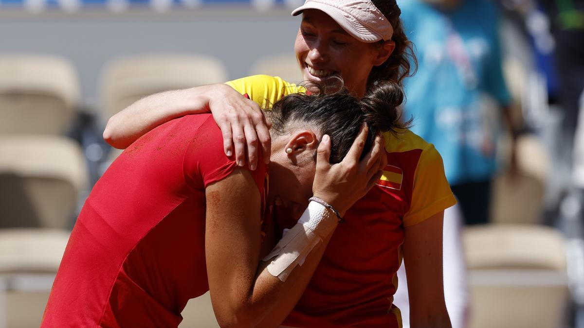 Sara Sorribes y Cristina Bucsa celebran su bronce olímpico.