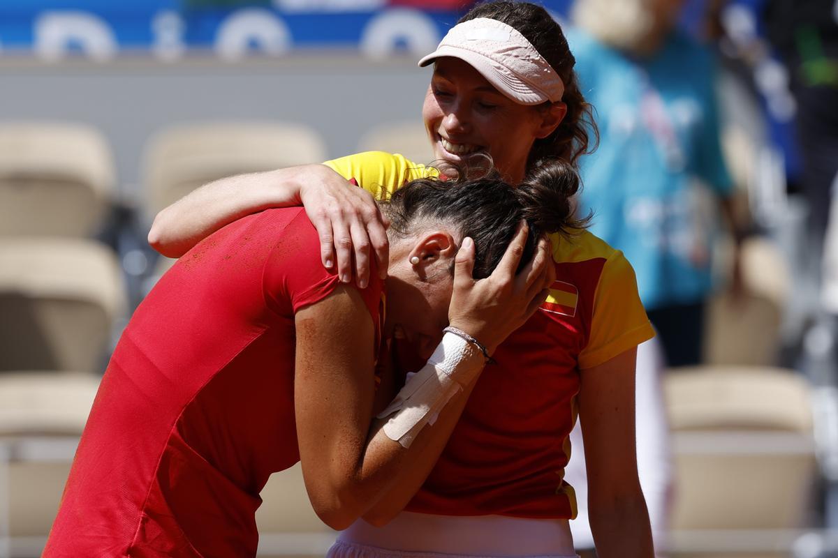 Sara Sorribes y Cristina Bucsa celebran su bronce olímpico.