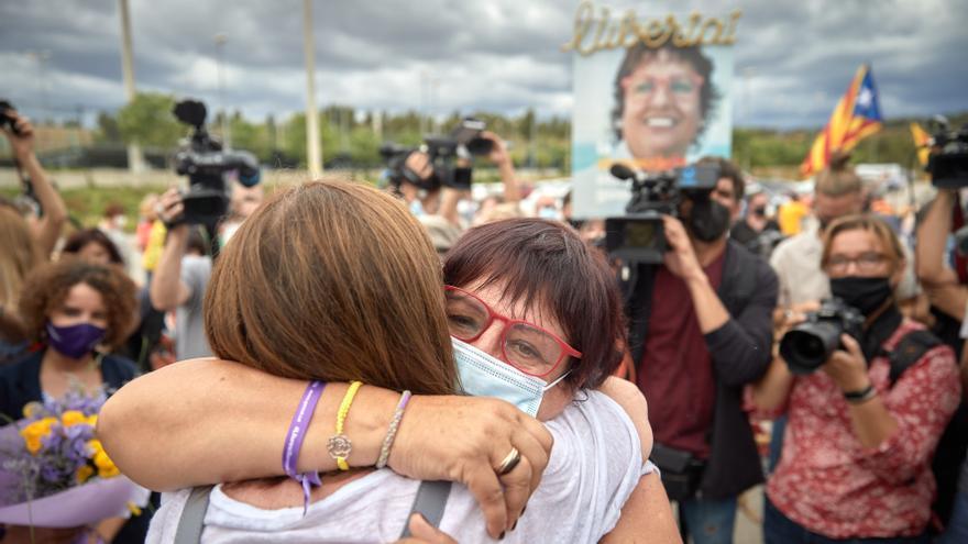 Dolors Bassa surt de la presó del Puig de les Basses després de la concessió dels indults