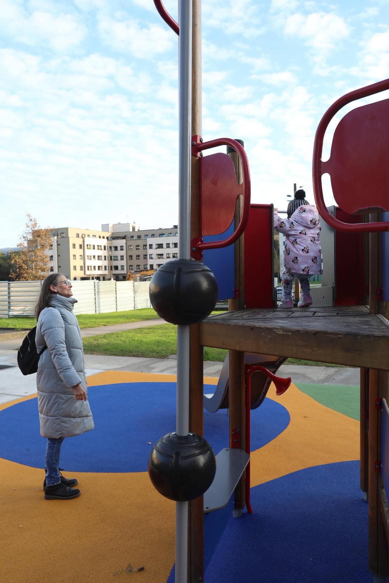 Así disfrutan los niños de Nuevo Roces de su nuevo parque infantil (en imágens)