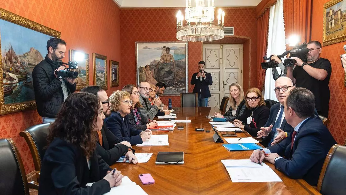 Una funcionaria de Plusvalías de Alicante rechaza comparecer ante la comisión municipal de Les Naus por estar de "vacaciones"