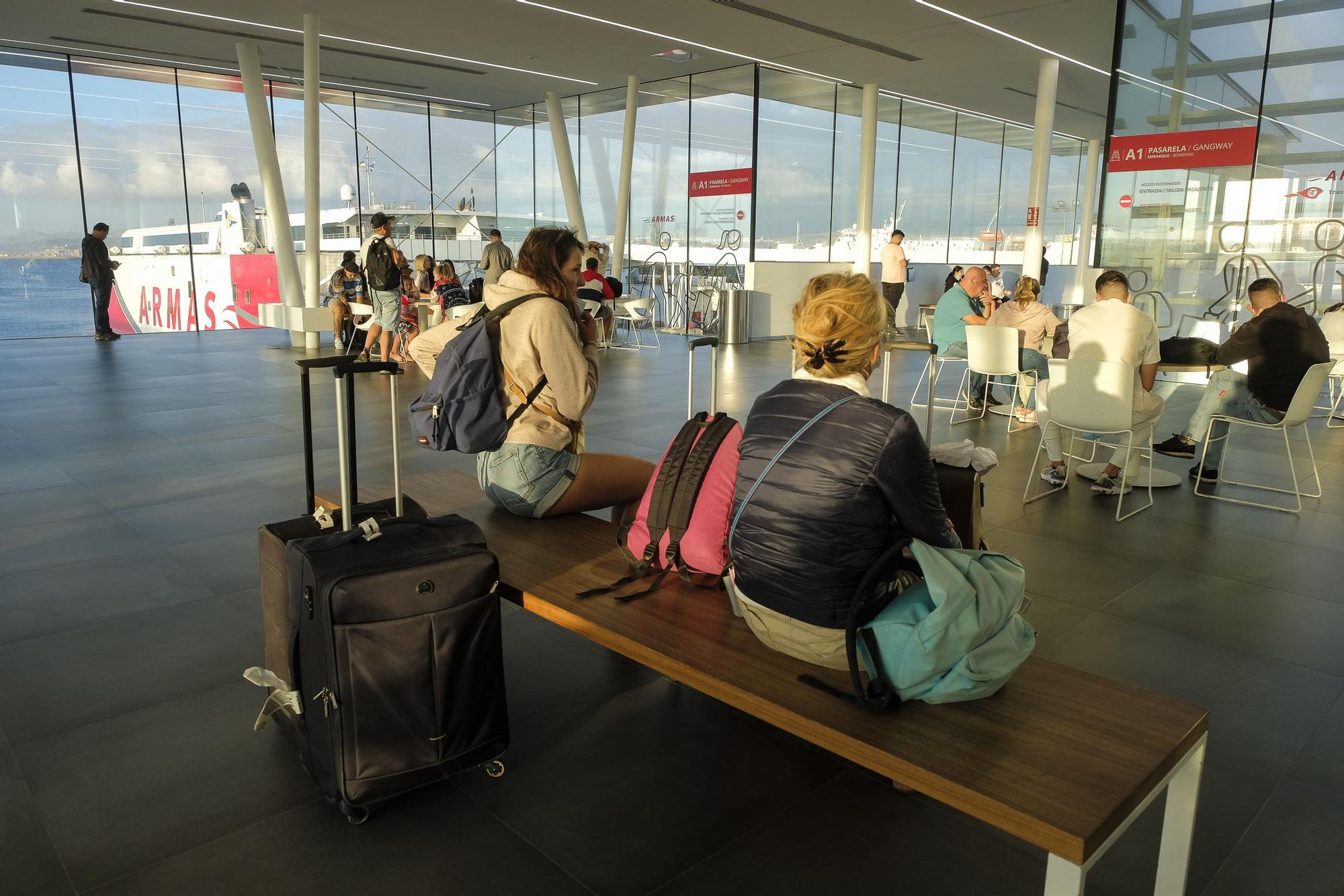 Viajeros interinsulares en el puerto de La Luz