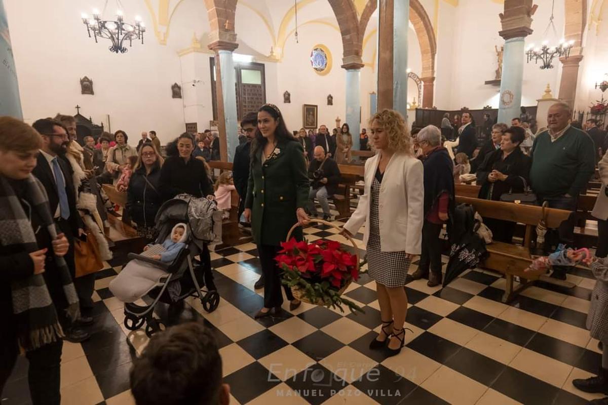 La alcaldesa de El Carpio, en la ofrenda floral a la Inmaculada.